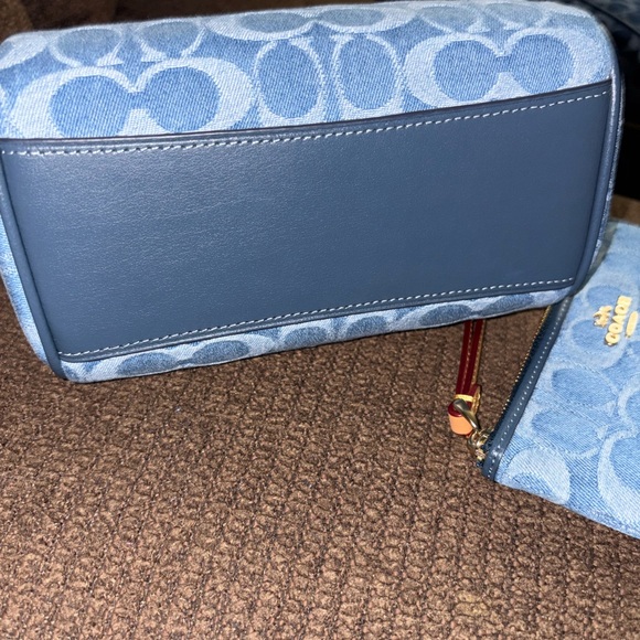 Coach mini denim Rowan with denim wristlet - Picture 4 of 9